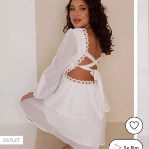 Vit klänning  - Säljer en superfin klänning som passar perfekt till studenten. Den har prislappen kvar då jag hade två klänningar till min student med enbart använde en. Nypris 649. Bara att höra av sig om man är intresserad av att se fler bilder💖