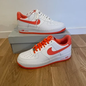 Air force 1 - Oanvända, finns orange och vita skosnören. Originalbox.