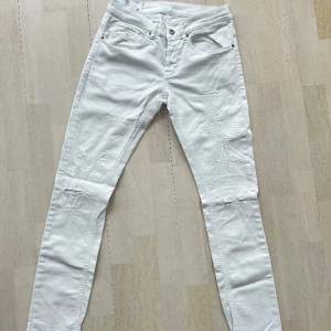 Vita dondup jeans med slitningar i modellen George! Storlek: 29