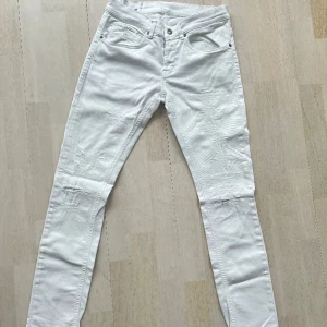 Dondup jeans - Vita dondup jeans med slitningar i modellen George! Storlek: 29