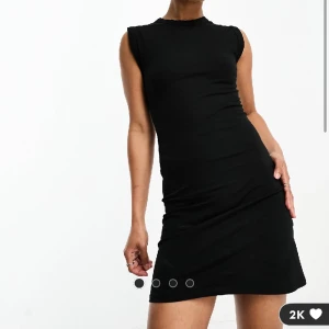 Svart klänning ASOS NY - Svart klänning från ASOS i mjukt material. Helt ny, prislapp sitter kvar. Storleken är slutsåld på hemsidan. 