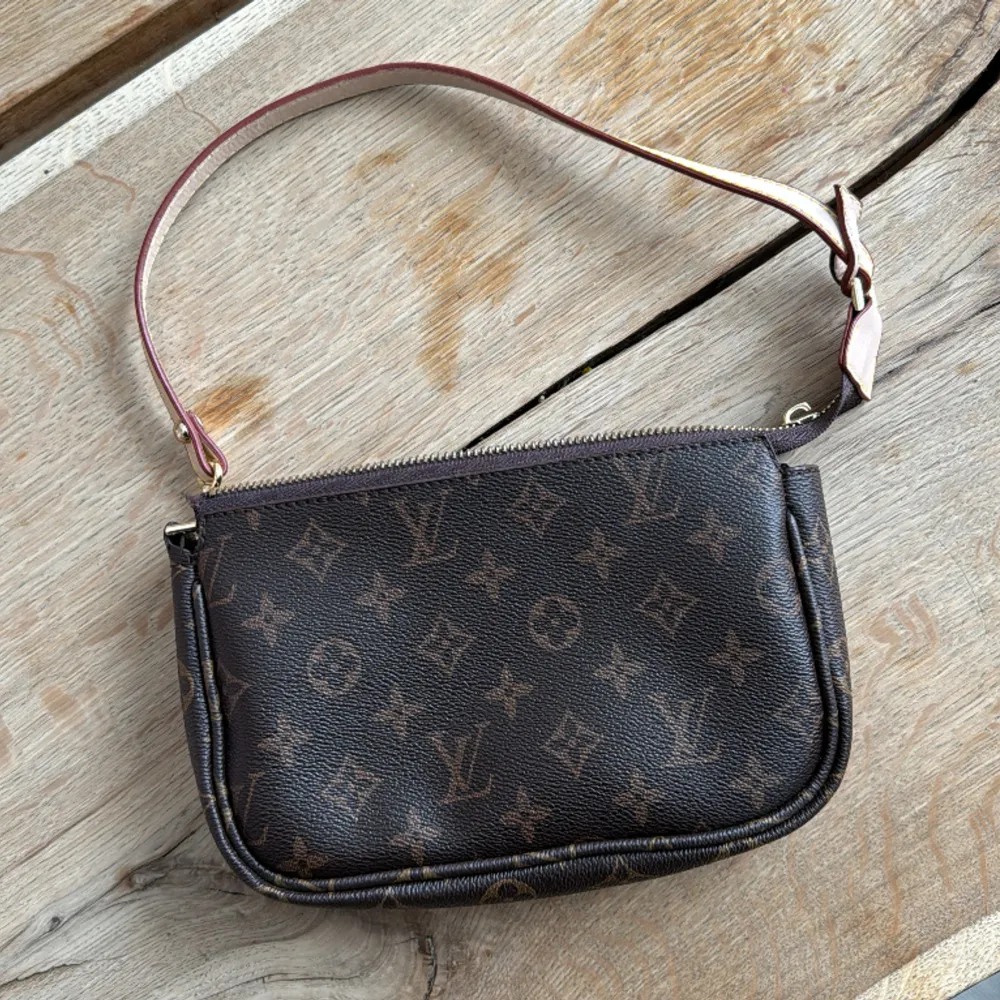 Louis Vuitton väska saknar detaljen vid dragkedja  Kopia så ej äkta . Väskor.