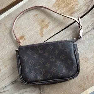 Louis Vuitton väska saknar detaljen vid dragkedja  Kopia så ej äkta 