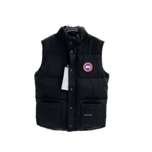 Canada goose väst  -  Använd 2 gånger ena knappen lite trög men allt annars är i ny skick.  Storlek: S   Skick :10/10 