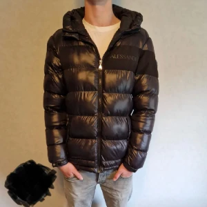 Svart jacka - alessandro zavetti - Lånade bilder!!! Säljer denna assnygga jackan från alessandro zavetti. Är i mycket bra skick🤝