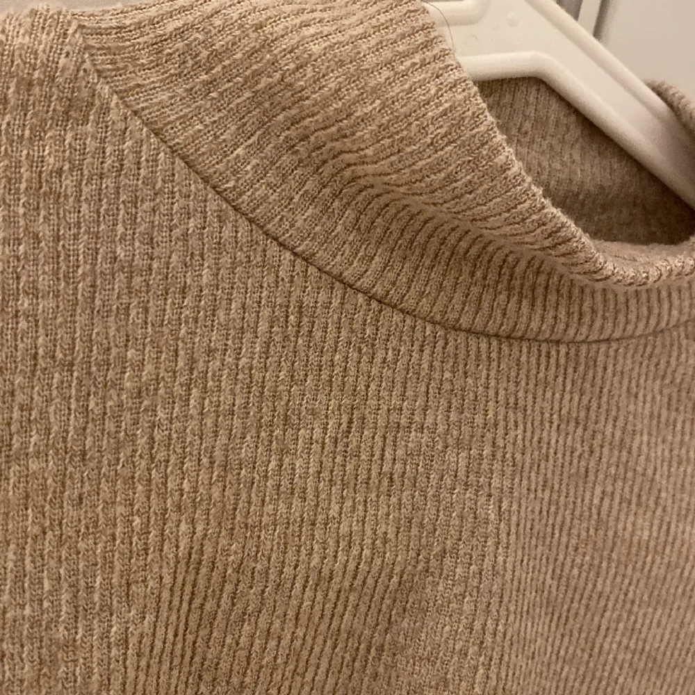 fin beige stickad tröja med liten krage💗 nästan oanvänd, bara använd ett fåtal gånger☺️ tryck inte på köp direkt!. Tröjor & Koftor.