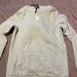 Peak Performance Kofta - Köpte denna kofta i Peak för ett tag sedan men aldrig riktigt använt, den har varmt material vid insidan. Jätte fin