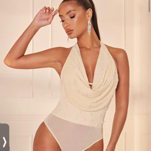 Festbody - En festbody som aldrig är använd. Den är i storlek L men passar även M. Säljes då den aldrig använts. Super snygg.