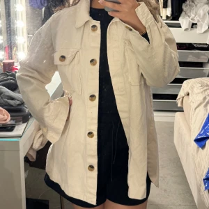 Tunn SkjortJacka / Jeansjacka - Beige Jeans/tunn/vår jacka  Passar med allt, supersnygg Använd några få gånger
