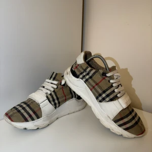 Burberry Checked Lace-up sneakers St:42 - Säljer nu mina Burberry Checked Lace-up sneakers i storleken 42. Finns lite märken men inget som inte går bort om man tvättar de. Nypris ca 7000kr, mitt pris 2499