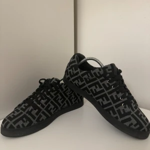 Fendi sneakers St: 42 - Säljer nu mina Fendi Trainers storlek 42. Endast använda 2 gånger så i väldigt gott skick. Nypris ca 8000kr mitt pris 3999