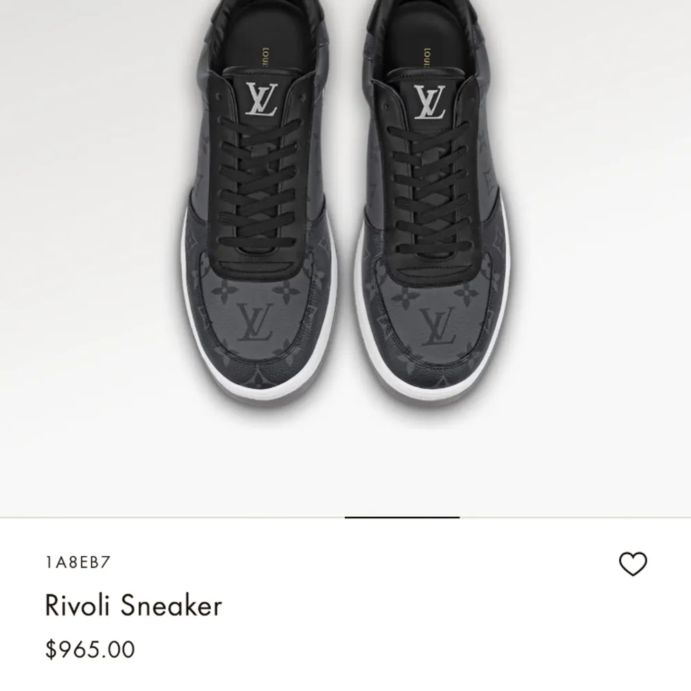Ett par Louis Vuitton Rivoli sneakers storlek 42 i använt skick men ser fortfarande bra ut. Det finns ett litet hål i högra skon som man kan se i en av bilderna. Hålet syns knappt vid användning. Nypris ca 10000kr, mitt pris 3999. Finns kvitto. Skor.