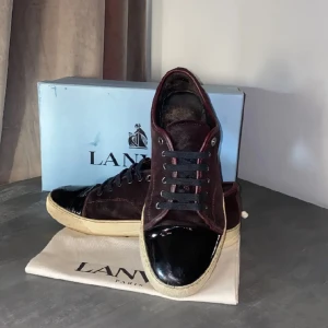 Lanvin skor - Hejsan😊 Jag säljer mina lanvins som inte kommer till användning. Skick 7,5 av 10, en defekt på toecapen samt smutsiga men det går och lösa enkelt. Jag tar även emot byten🤝 Priset är ej spikat så pris kan diskuteras. Box följer med. Skriv för frågor🤝🙌