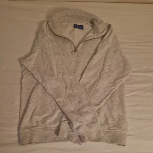 Snygg och fräsch halv zip hoodie tröja  - 9/10 skicka har använts 1 gång men den var tyvärr för liten storlek: s