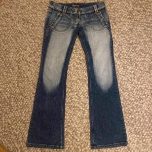 Lågmidjade jeans från Mseven💗 - Ett lågmidjade och utsvängda jeans. Superfina men är tyvärr lite för små för mig😭Dragkedjan är lite trasig men annars så har dom inga defekter! Hör dig om du är intresserad av dom💗 Midjemåttet rakt över: 41cn Innerbenslängden: 80cn