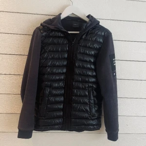 Cardigan  - Cardigan från peakperformance. I bra skick förutom att finns solblekta partier. Stl S. Lite nopprig och det finns skav nere vid ärmen. Men ger ändå ett bra helhetsintryck. Hör av er vid mer ev frågor!