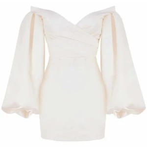 Klänning - Säljer denna oanvända klänning från Dennis maglic. Lite stor i storleken så skulle säga en 38 i storlek. Nypris 1499kr☺️