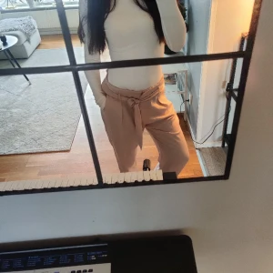 Kostymbyxor  - Superfint skick, aldrig använda, endast testade. Jag är 162 cm lång och de känns något för korta för mig, se bild. Står storlek M men är mer S/M. 