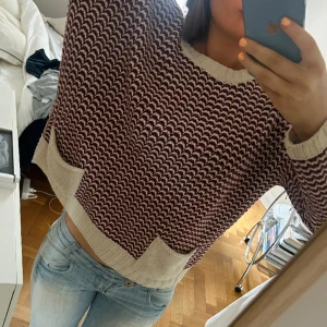 Stickad tröja med detalj  - Perfekt stickad tröja med ursnygga fickor!🔥Perfekt skick! Så snygg med dragkedja på ryggen😍