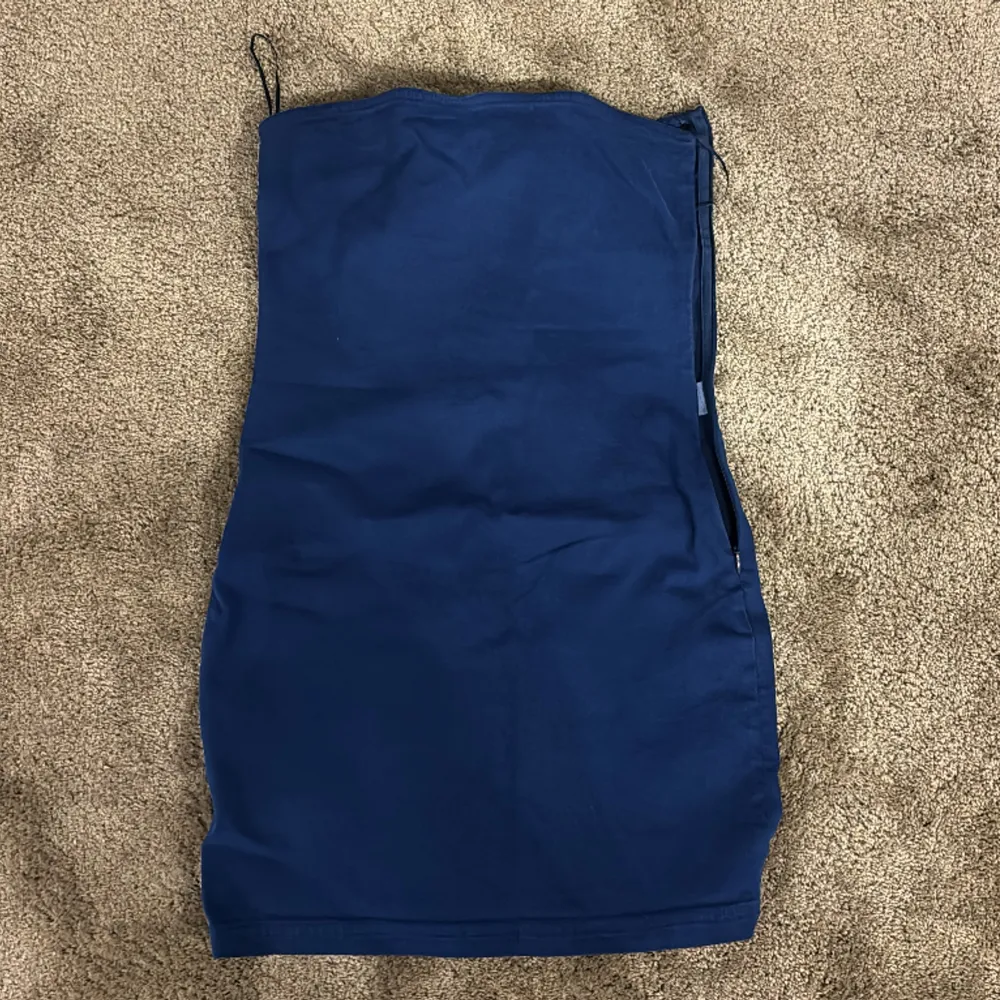 Blå bandeau klänning från zara. Ser ut som på bilden på modellen fast i blått som på andra bilden. Klänningen har endast testats aldrig använts😍. Klänningar.