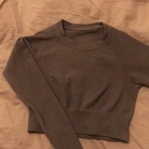 Träningstopp  - Tajt ribbad träningstopp från Soc i storlek XS/S, använt få gånger💕Säljer för 150kr, nypris 399kr. En liten tråd som gått upp vid armen, men syns knappt(sista bilden)💕