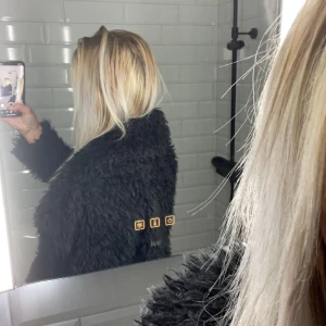 Zara Pälsjacka - En supersnygg pälsjacka från zara. Säljer då jag vill ha en i en annan färg❤️Pris kan diskuteras