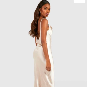 Klänning från boohoo - Boohoo klänning, St 38 men skulle säga att det är mellan en s och en m. (Champagnefärgad) klänningen går ned till marken. Många som skriver så först till kvarn