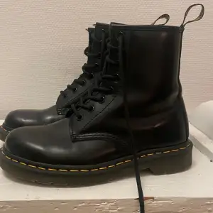 Fina Dr.Martens stövlar/kängor. väldigt sparsamt använda så är i toppen skick.  strl 37 men skulle ev kunna passa 38