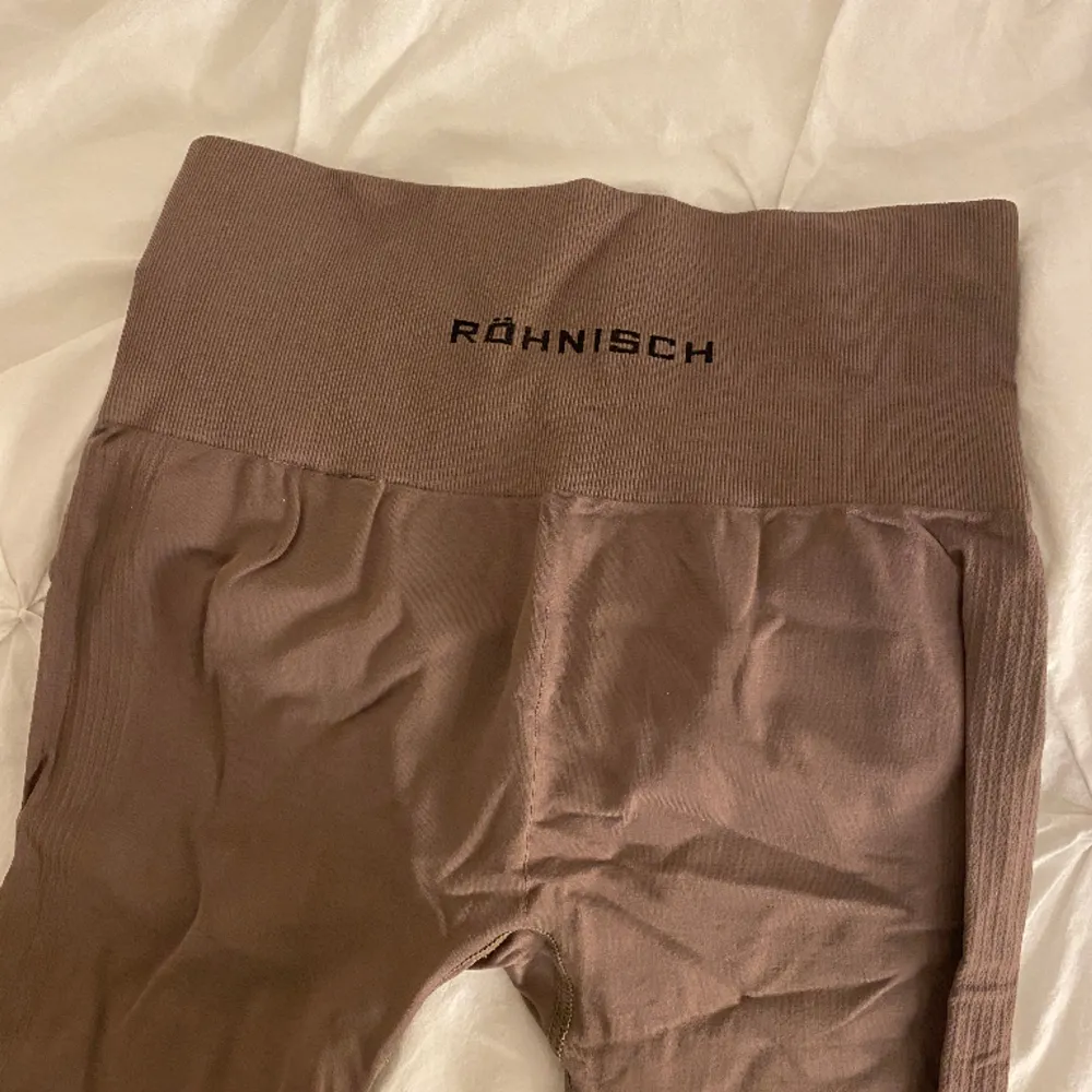 Säljer ett par helt oanvända jätte fina bruna tights från röhnisch, storleken är xs-s skulle säga att de även passar en m då de är väldigt stretchiga! Säljer för 200kr🥰. Jeans & Byxor.