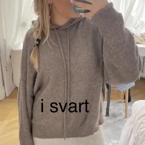 Stickad hoodie - Säljer denna stickade hoodien från Lindex i svart 🖤