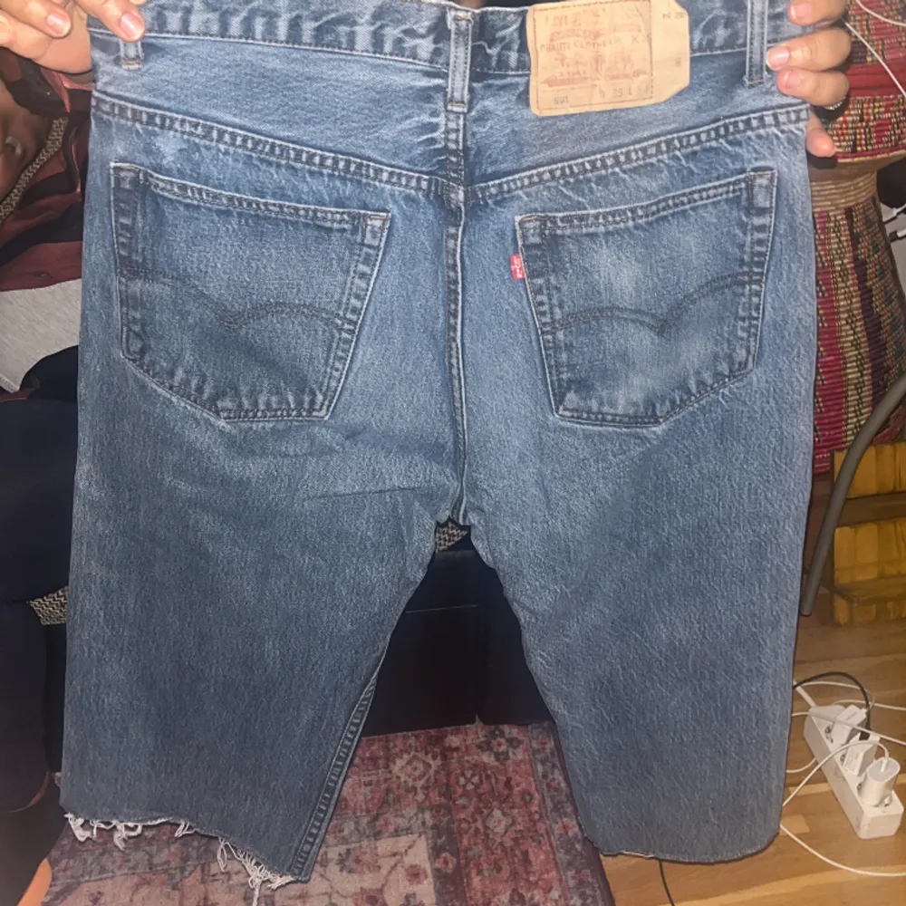 Snygga Levis shorts nytt pris 670kr inte använda pågrund av att de inte passar i storlek.. Jeans & Byxor.