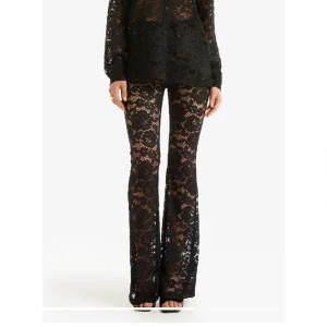 Spetsbyxor!🖤 - Säljer mina otroligt fina spetsbyxor från Tenezis! I storlek S och säljer då jag tycker de är liite för korta för mig😢🤍Perfekt skick och aldrig använda!🤍🤍🤍är 175 och kan skicka egna bilder privat!🥰köp direkt för 600, skriv privat isåfall🤍