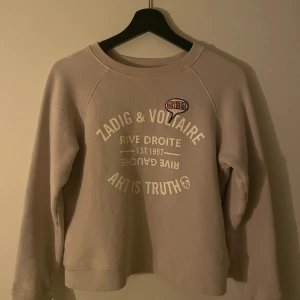 Zadig Voltaire tröja - super fin tröja i bra skick. Inga synliga defekter. Tröjan är i storlek S men är liten i storleken så den passar även XS eller XXS. Köpt för 1100