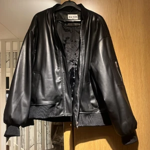 Skinnjacka  - Jätte snygg jacka från na- kd,  som är sparsamt använd.