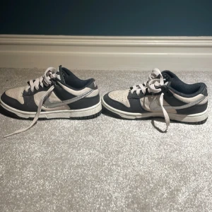 Dunks  - Säljer nu mina Nike dunks i storlek 37,5 då jag har växt ut dom. Nypris är 1200 Väldigt bra skick, kontakta gärna.