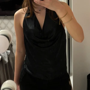 Halterneck topp - Suppersnygg halterneck topp perfekt till fest 💓Endast använd en gång och därav i jättebra skick!
