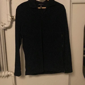 Långärmad pike i frotté  - En väldigt stilig långärmad frotté tröja. Använd 2 gånger. Väldigt skön tröja som går att använda till alla möjliga tillfällen. Skick som ny