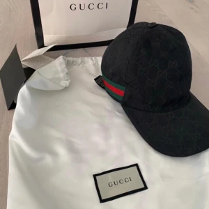 Gucci keps  - Hej, säljer min svarta Gucci keps! Den är i super fint skick och storleken är M allt og tillkommer! 