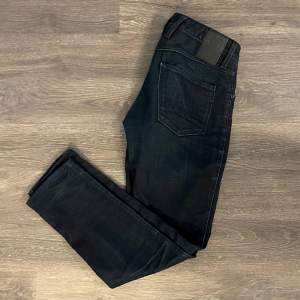 Replay anbass jeans i ny skick (10/10). Storleken är W30 L32. Vårat pris 549. Tveka inte att höra av dig vid eventuella frågor!👍🏼