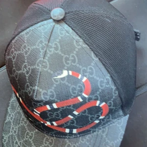 Gucci keps  - Tjena, jag säljer min Gucci snake keps, den är storlek S och den är i fint skick med inga synliga flaws! Allt og medföljer! Hör av er vid intresse och funderingar