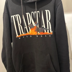 Trapstar hoodie - Säljer nu denna snygga trapstar hoodie i storlek S då den inte passar så bra och att jag behöver rensa garderoben lite. Tröjan är använd men den har inga deffekter. Köpt för cirka 2 år sedan så det är en gammal modell. OBS: Tvättas innan den skickas!