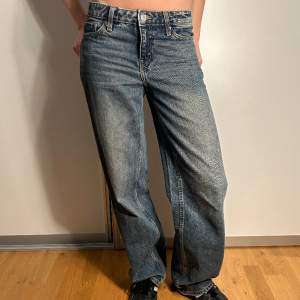 Mörkblåa lowrise jeans från weekday i bra skick! Midjemått: 75 cm. Innerbenslängd: 80cm