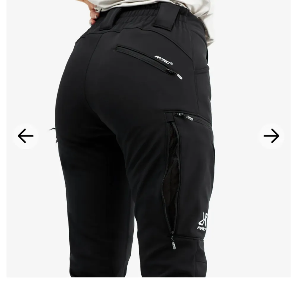 Säljer dessa byxor från revolution race i strl XS, modellen ”Hiball pants”! Helt oanvända då jag beställde hem två olika men glömde av att skicka tillbaka ena paret💕 Köpta för 1 199kr, säljer för 900+ frakt! Bara att höra av er vid intresse💞💘💖. Jeans & Byxor.