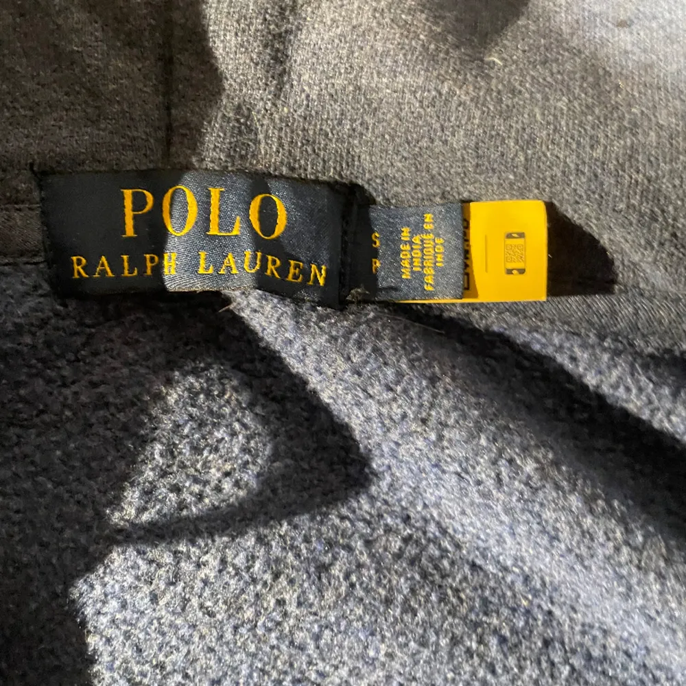 Ralph lauren hoodie storlek M  Den köptes för 1 månad sedan så bra skick. Kostar 1600 ny. Pris är inte hugget i sten. Hoodies.