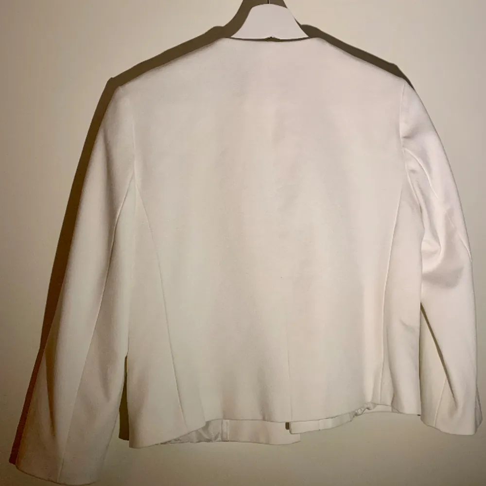 Zara basic vit kavaj, med knappar och fickor. Silver detalj 🤍. Tröjor & Koftor.