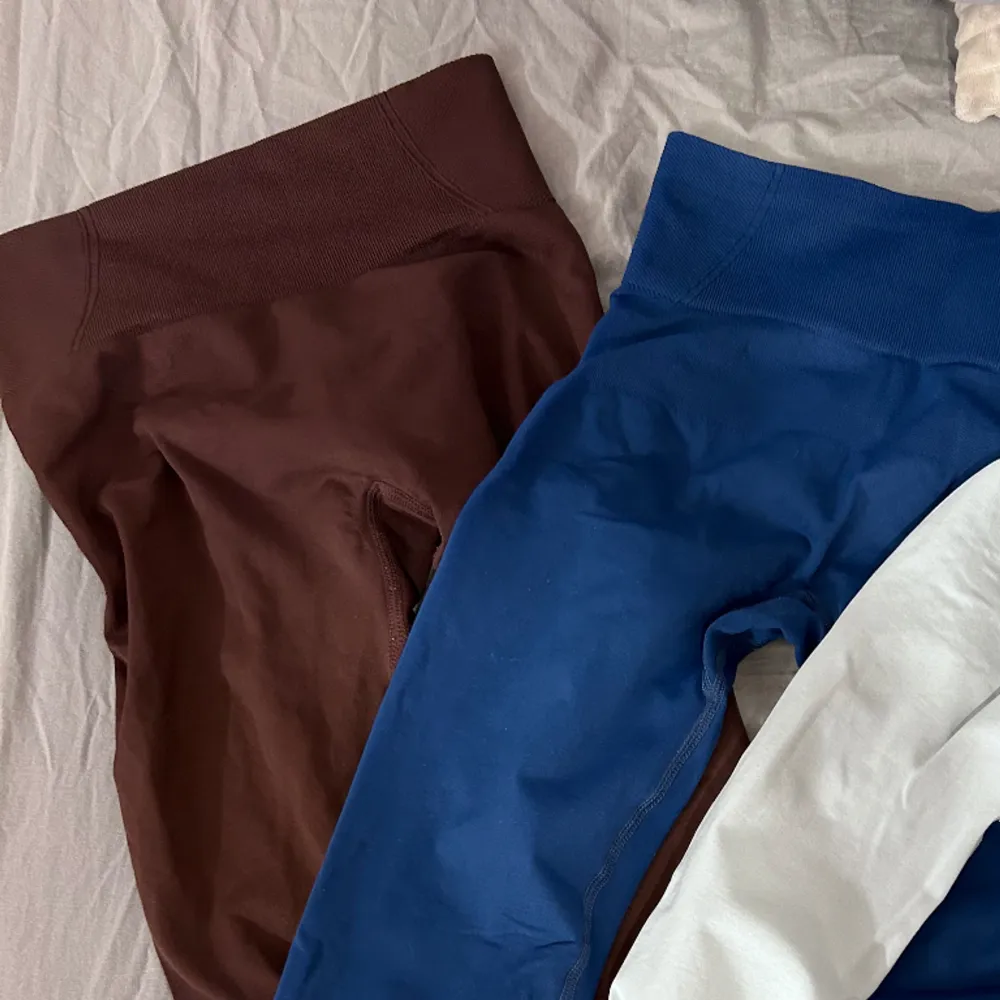 Jättefina bruna och blåa Träningstights💕💕använt 1-2 gånger💕. Jeans & Byxor.