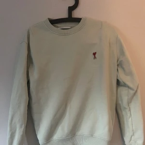 Ami Paris sweatshirt  - Hej säljer nu denna Ami Paris tröja då den har blivit för liten. Priset går att diskuteras vid snabb affär. Hör gärna av er vid fler frågor.