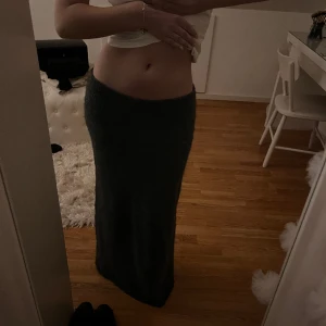 Mörkgrå stickad kjol - Säljer min mörkgråa stickade kjol ifrån ginatricot då den tyvärr aldrig används. Super mysig att ha på sig. Storlek s och sitter bra på mig som är 1,67/1,68 ☺️💘