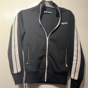 Palm angles zip tröja. - Äkta från farfetch har orderbekräftelse, säljer då jag växt ur den.