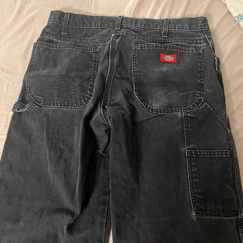 Baggy Dickies jeans för män, passar också kvinnor. Är storlek 34, väldigt stora för de som brukar ha XS och S. Ganska långa för mig som är 162cm. Har inga defekter bara på sista bilden. Har använts, inga specifika slitningar. Kan skicka fler bilder.. Jeans & Byxor.